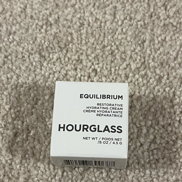 Hourglass Equilibrium Restorative Hydrating Cream 4.5g face cream moisturizer - Picture 4 of 4
